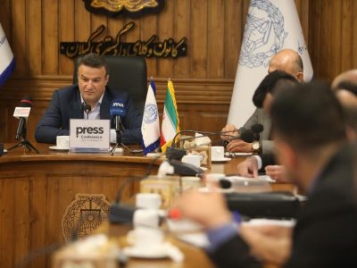 محمدرضا نظری‌نژاد رئیس کانون وکلای دادگستری گیلان در حال سخنرانی در نشست خبری روز خبرنگار سال ۱۴۰۵