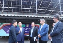 استاندار گیلان در حال برش روبان افتتاح نیروگاه خورشیدی ۳۵ کیلوواتی در اداره ثبت احوال