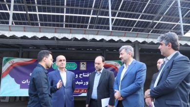استاندار گیلان در حال برش روبان افتتاح نیروگاه خورشیدی ۳۵ کیلوواتی در اداره ثبت احوال