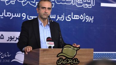 مصطفی طاعتی مقدم در حال سخنرانی در بندر کاسپین درباره رشد تخلیه و بارگیری