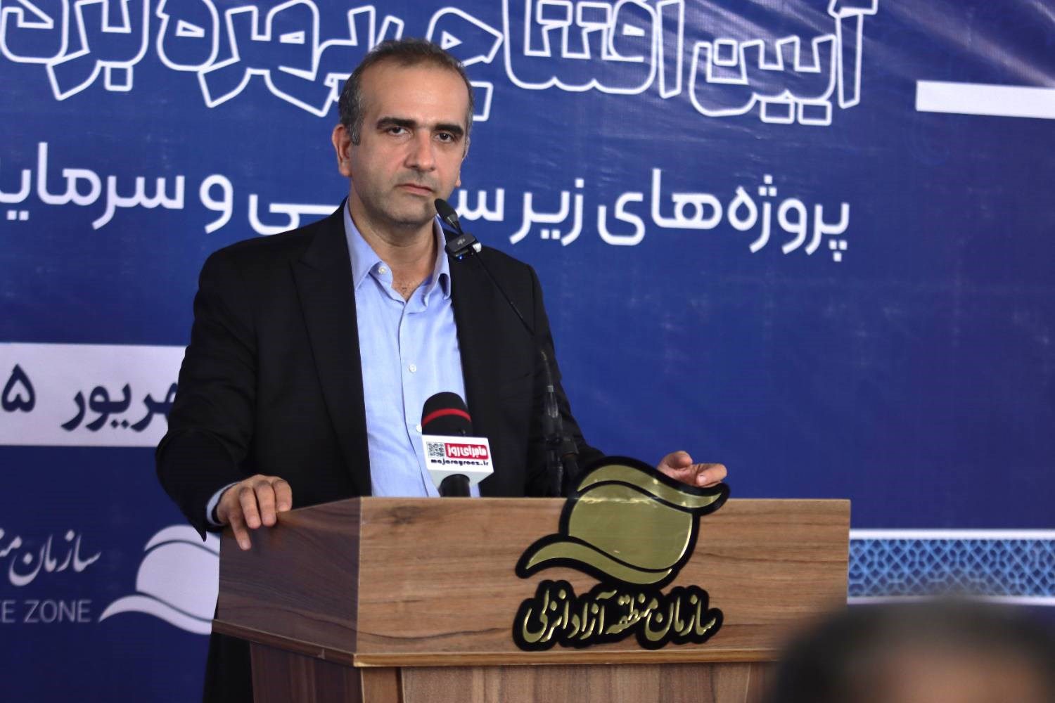 مصطفی طاعتی مقدم در حال سخنرانی در بندر کاسپین درباره رشد تخلیه و بارگیری
