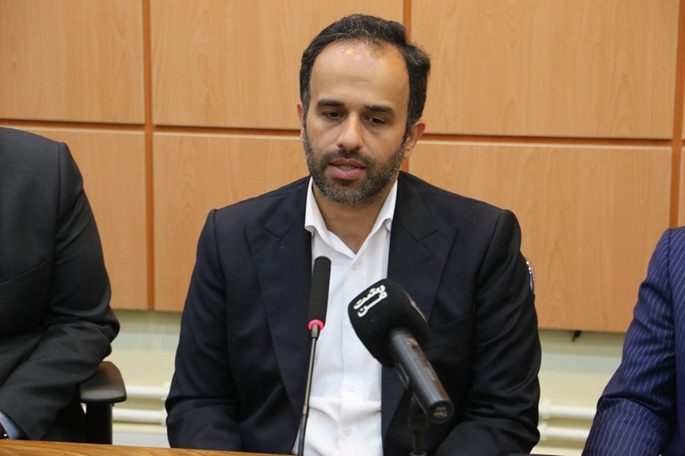امضای قرارداد برونسپاری ۲۰ دستگاه اتوبوس توسط رحیم شوقی شهردار رشت در جلسه شورای شهر