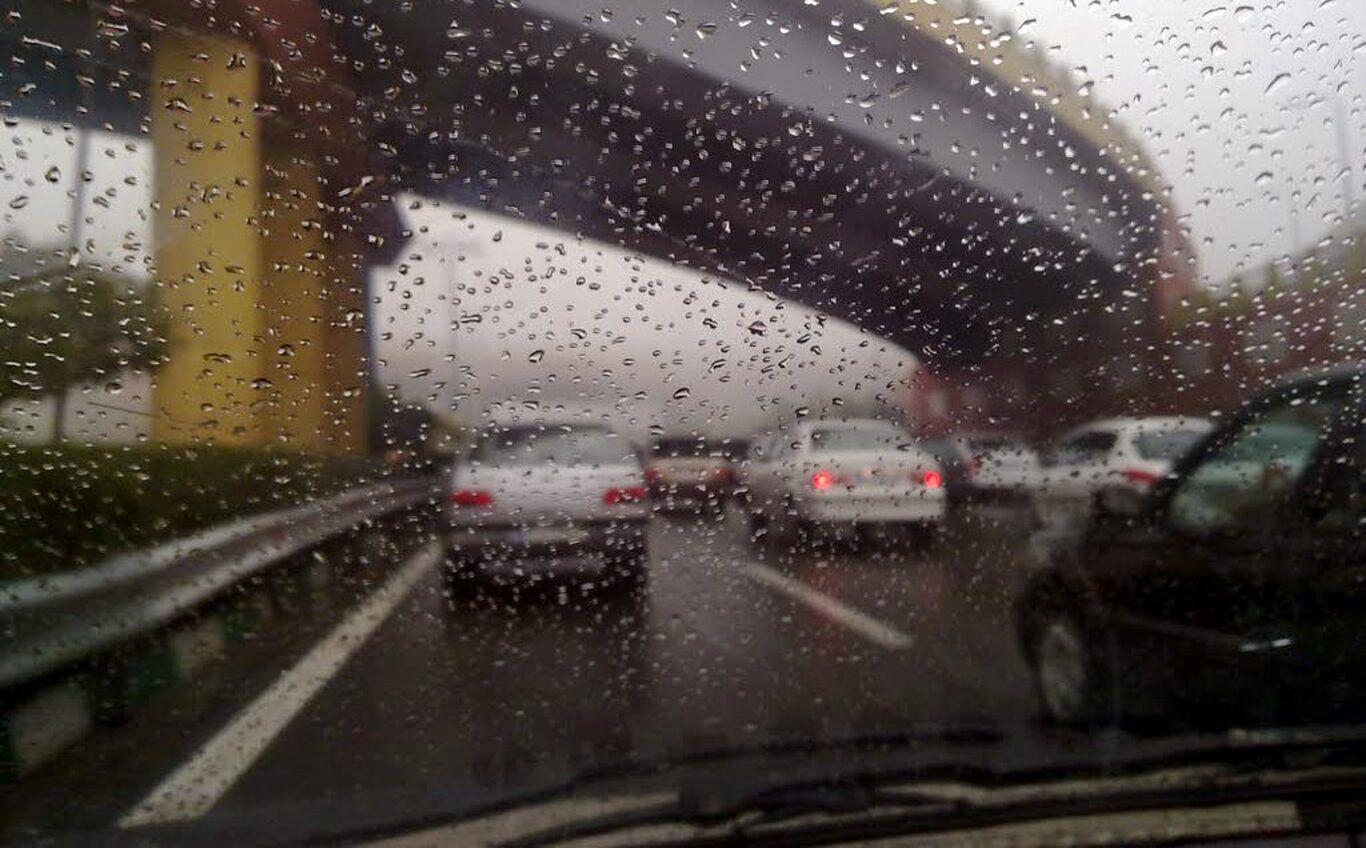 تصویر بارش شدید باران در خیابان‌های گیلان با هشدار هواشناسی درباره احتمال سیل و آب‌گرفتگی
