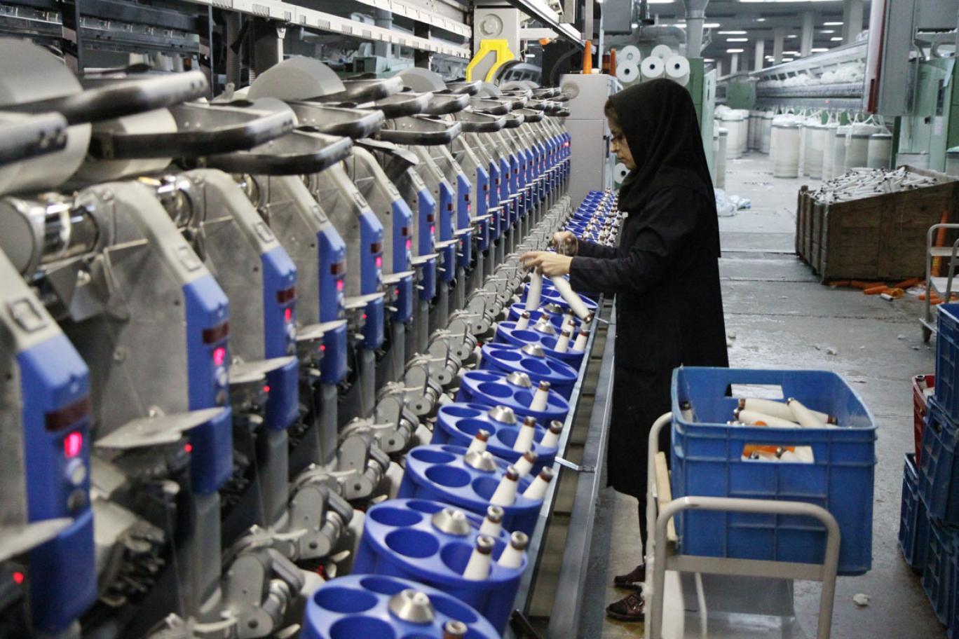 کارگران کارخانه ریسندگی خاور رشت در اعتراض به خروج دستگاه‌ها و بلاتکلیفی بیمه بیکاری