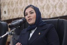 صنم امین، مدیر و کارشناس گیلانی، در حال بررسی طرح توسعه پایدار گیلان