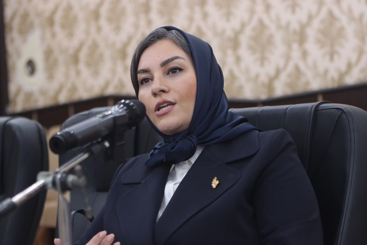 صنم امین، مدیر و کارشناس گیلانی، در حال بررسی طرح توسعه پایدار گیلان